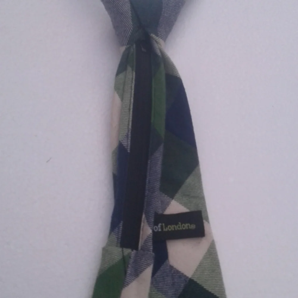 Little boy zipper tie brand is city of London